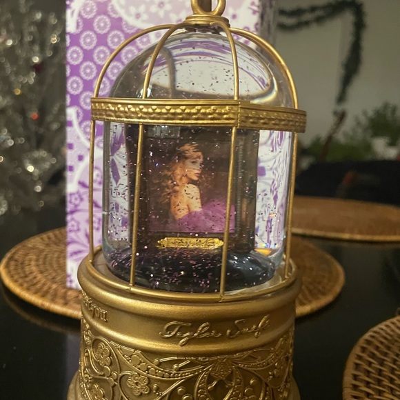 Authentic TS Speak Now Snow globe - Picture 5 of 5